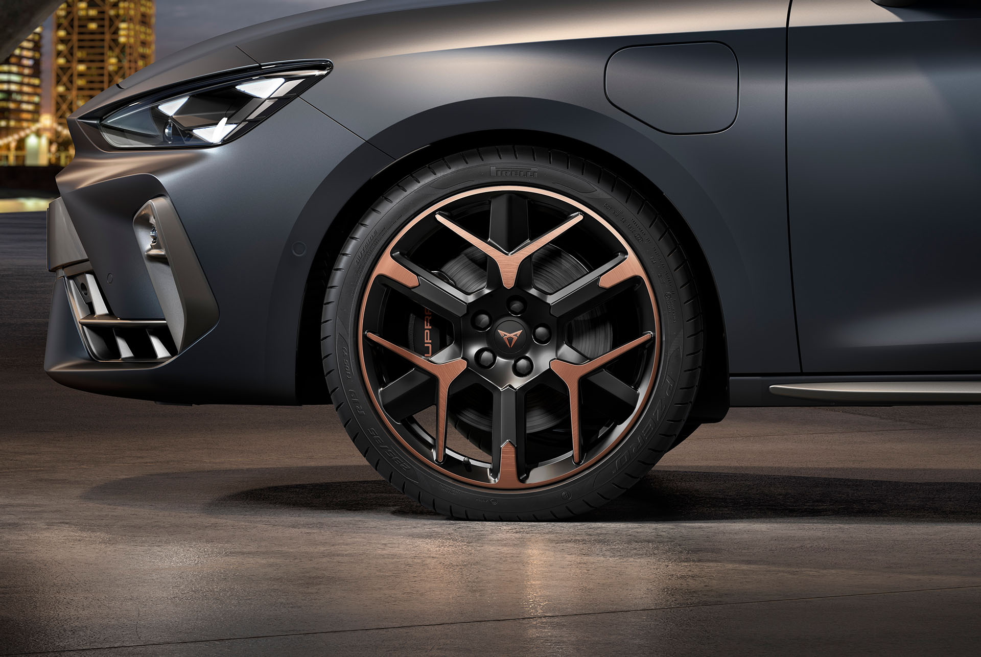 Vue latérale avant gauche des jantes en alliage forgées en Cuivre et Noir, pneus, phares signature et carrosserie en gris mat de la nouvelle Cupra Leon 2024
