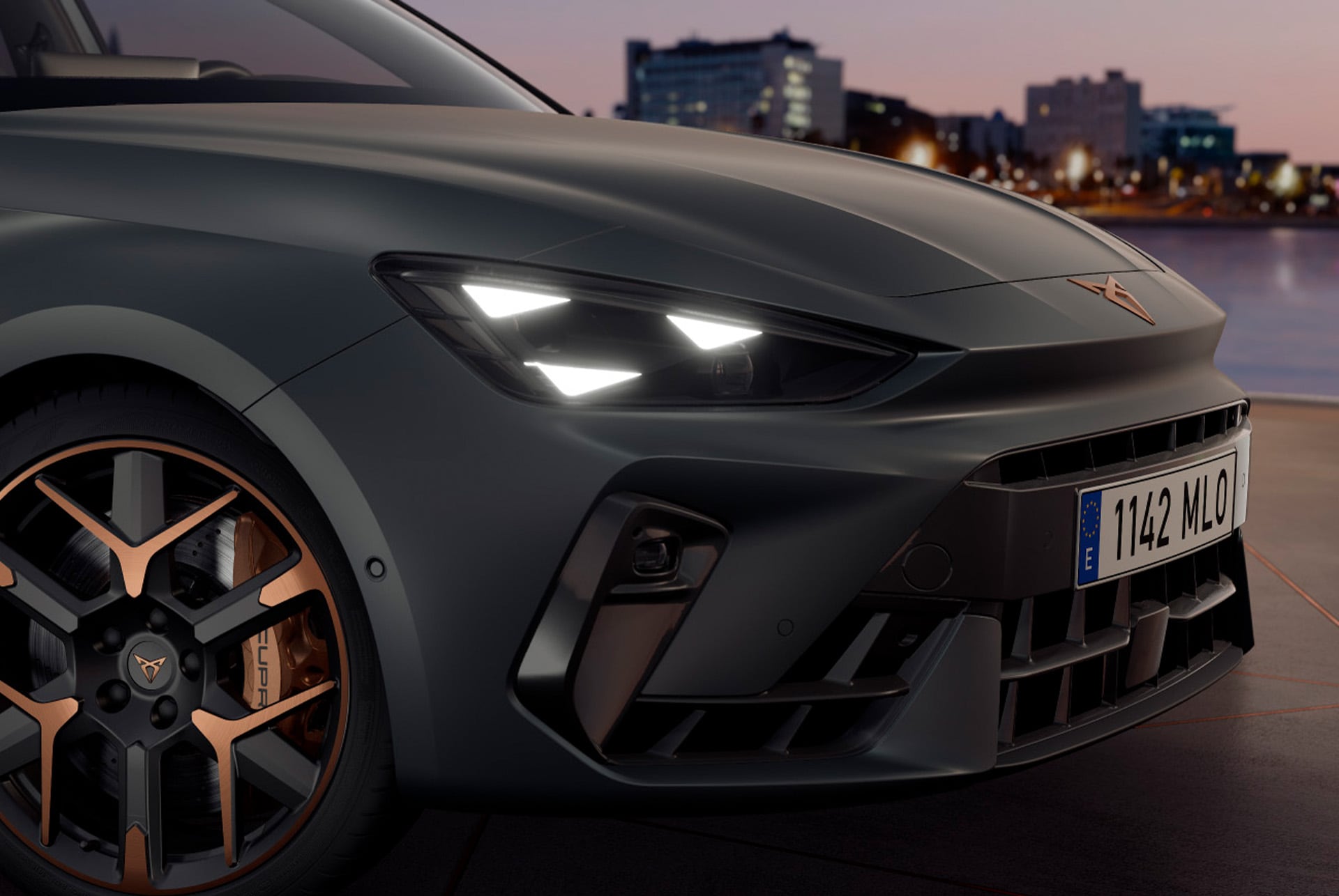 Technologie de la nouvelle Cupra Leon 2024 PHEV, phares Matrix Led, jantes forgées aux accents cuivrés et freins Brembo