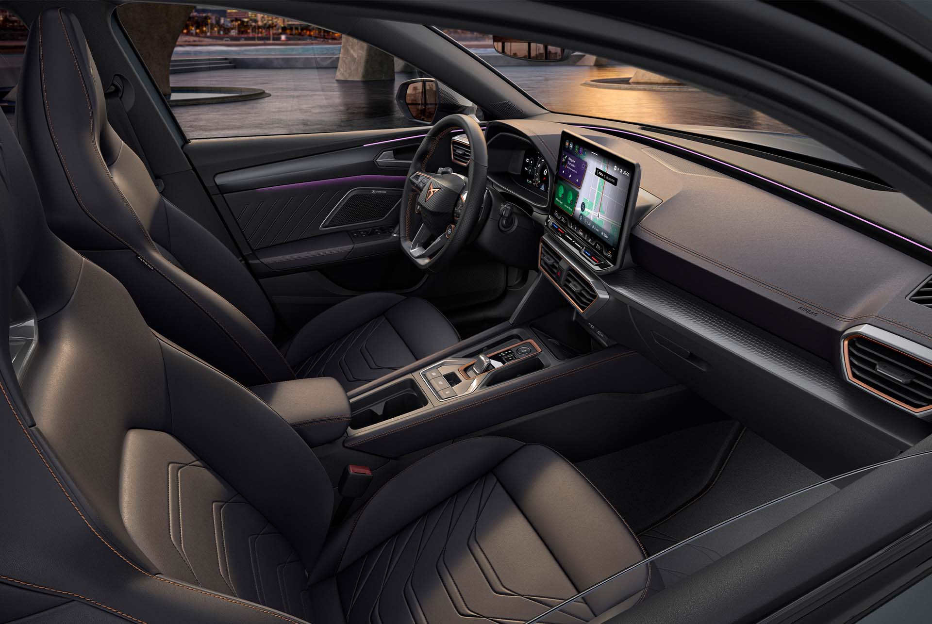 Design intérieur Progressif de la nouvelle Cupra Leon 2024 PHEV, sièges-baquets en cuir métallisé chauffants et électriques, avec fonction de mémoire pour le conducteur et le passager avant. 