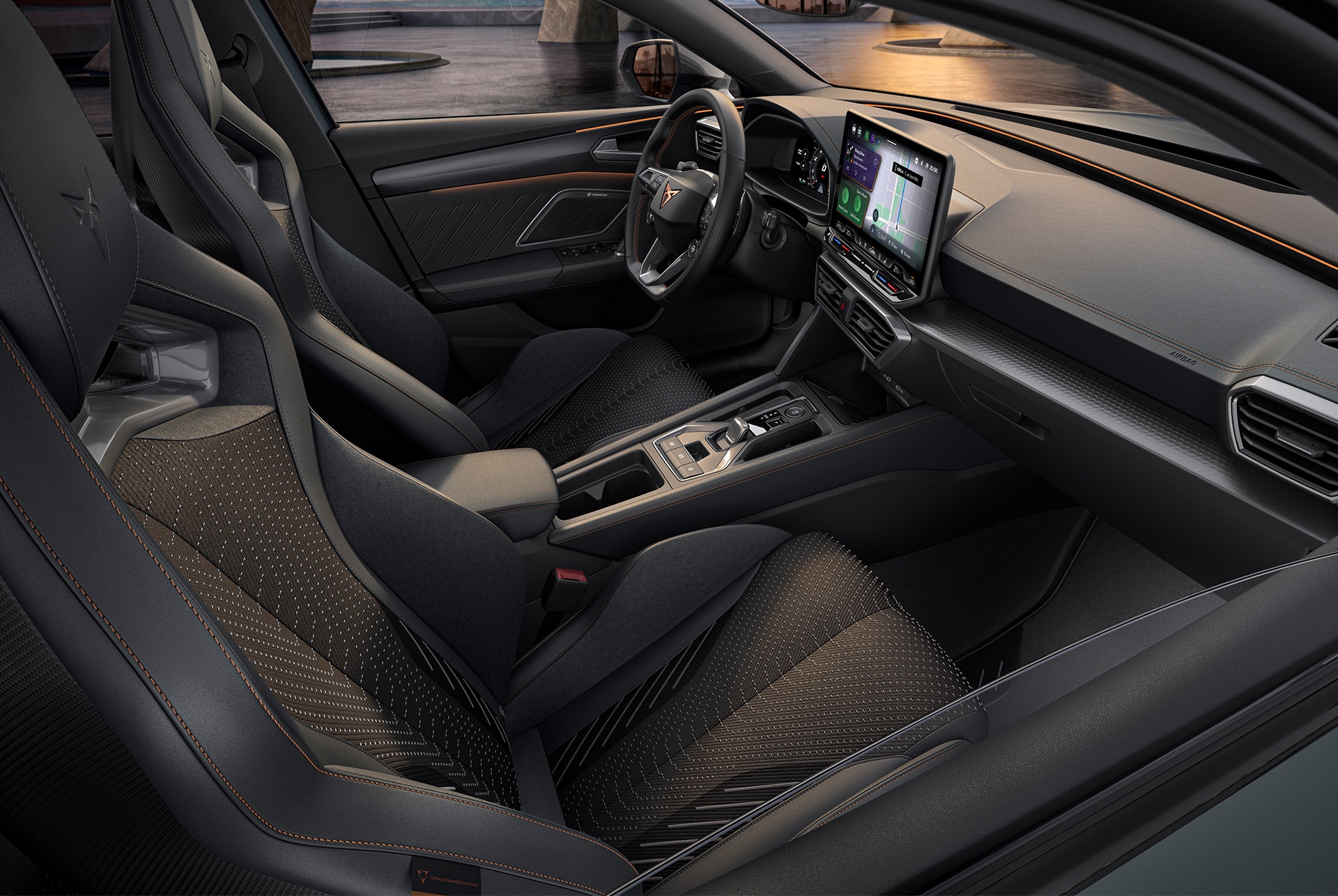 Design intérieur Extrême de la nouvelle CUPRA Leon 2025 hybride, sièges-baquets CUP sportifs chauffants et électriques, avec fonction mémoire pour le conducteur et le passager avant.