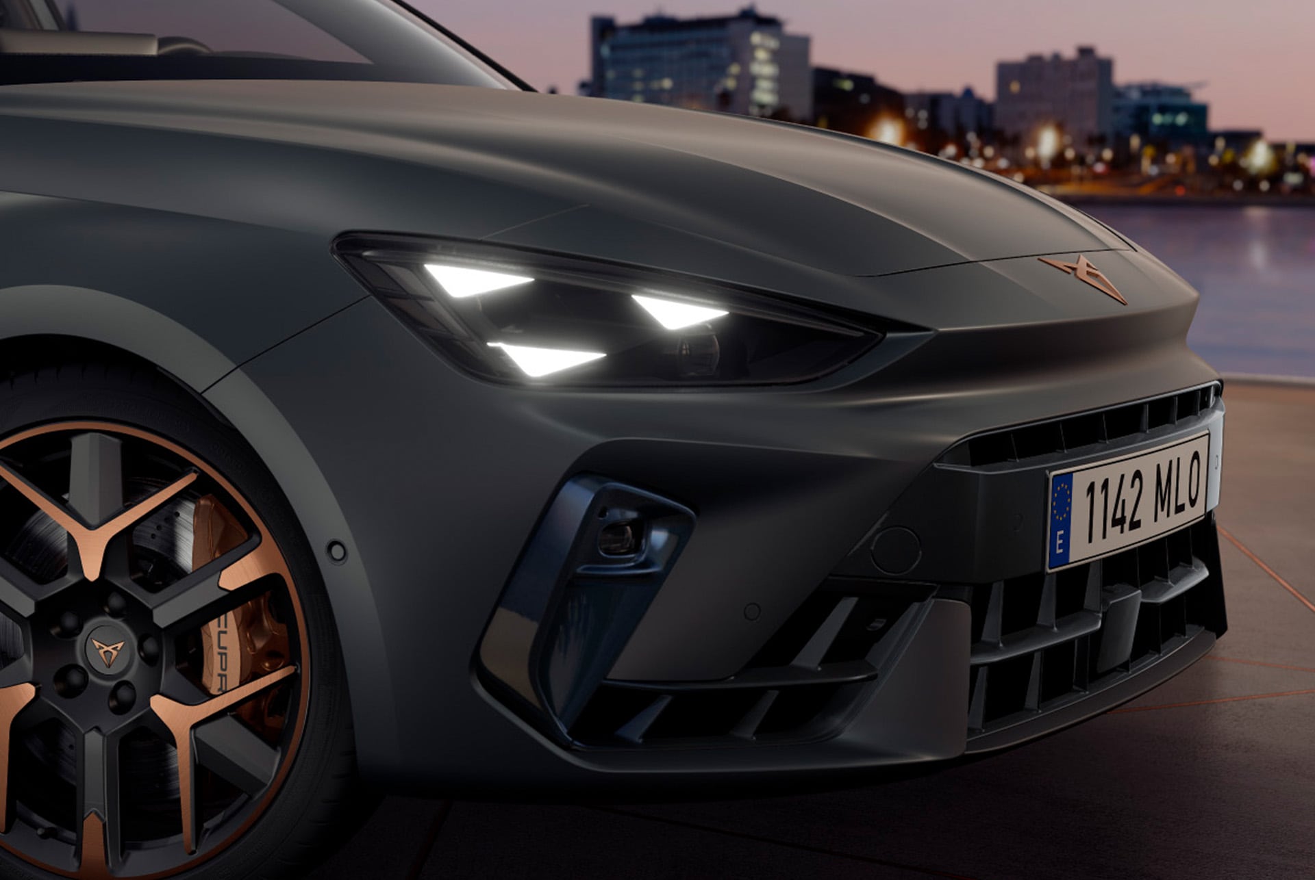Technologie de la nouvelle Cupra Leon 2025 PHEV, phares Matrix Led, jantes forgées aux accents cuivrés et freins Brembo