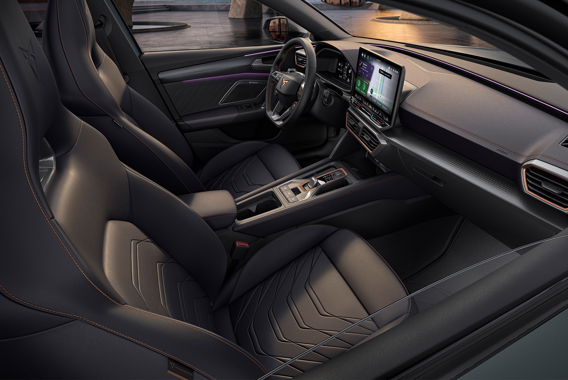Design intérieur Progressif de la nouvelle CUPRA Leon 2025 PHEV, sièges-baquets en cuir métallisé chauffants et électriques, avec fonction de mémoire pour le conducteur et le passager avant. 