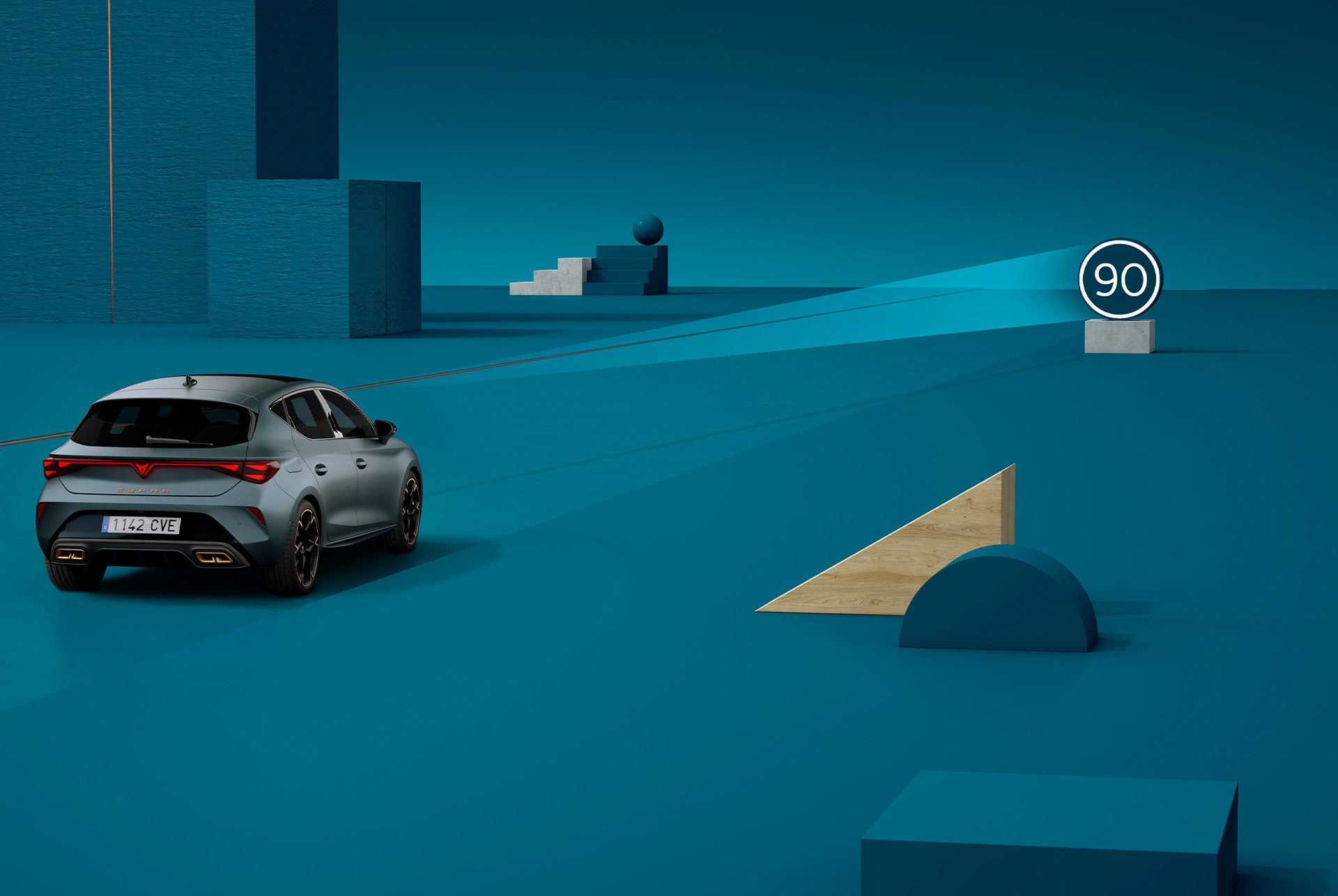 Comment utiliser le système de reconnaissance des panneaux de signalisation de la nouvelle CUPRA Leon 2025, démonstration, sur fond bleu