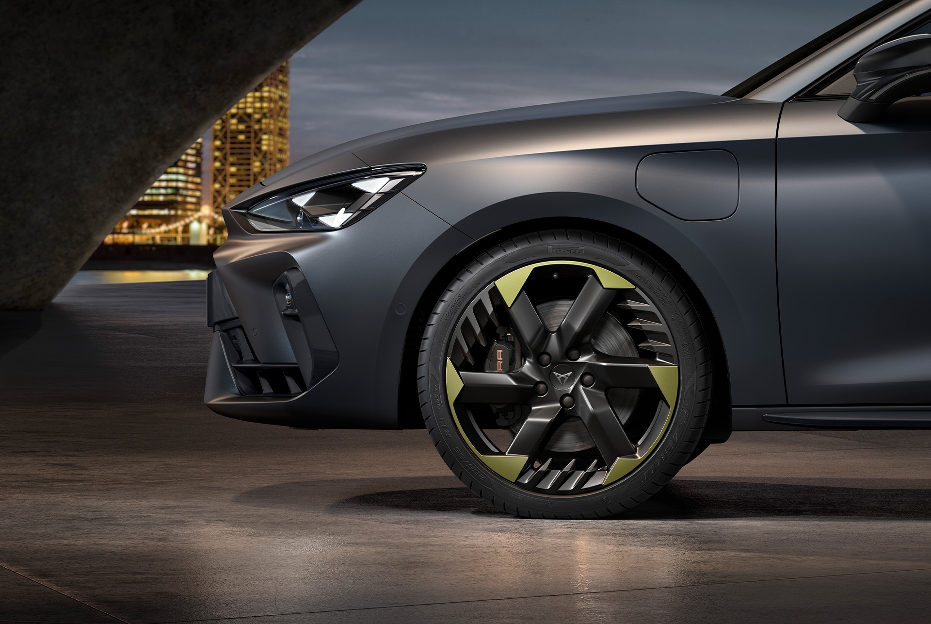 Vue latérale de la jante gauche 19 pouces en Sulfure de la nouvelle Édition Tribe, avec les phares signature et la carrosserie gris mat.