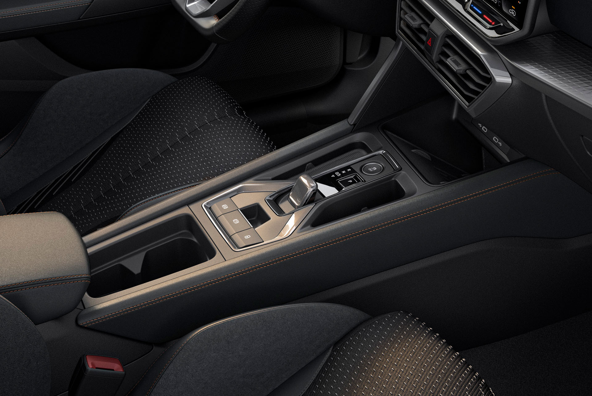 Gros plan du design intérieur de la nouvelle Cupra Leon 2024 hybride, console centrale, contrôles Cupra Connect, surpiqûres cuivrées, finition noire et métallique.