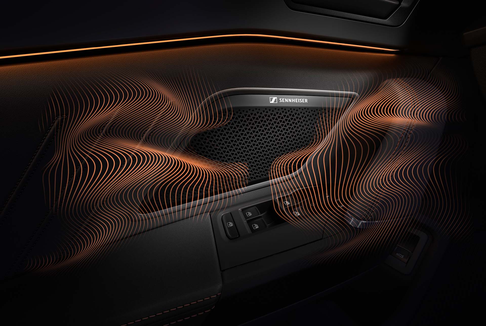 Équipement technologique de la nouvelle Cupra Leon 2024 PHEV avec Immersif par Sennheiser. Gros plan des haut-parleurs Sennheiser sur le panneau de porte de la Cupra Leon, ondes sonores et lumière d’ambiance.