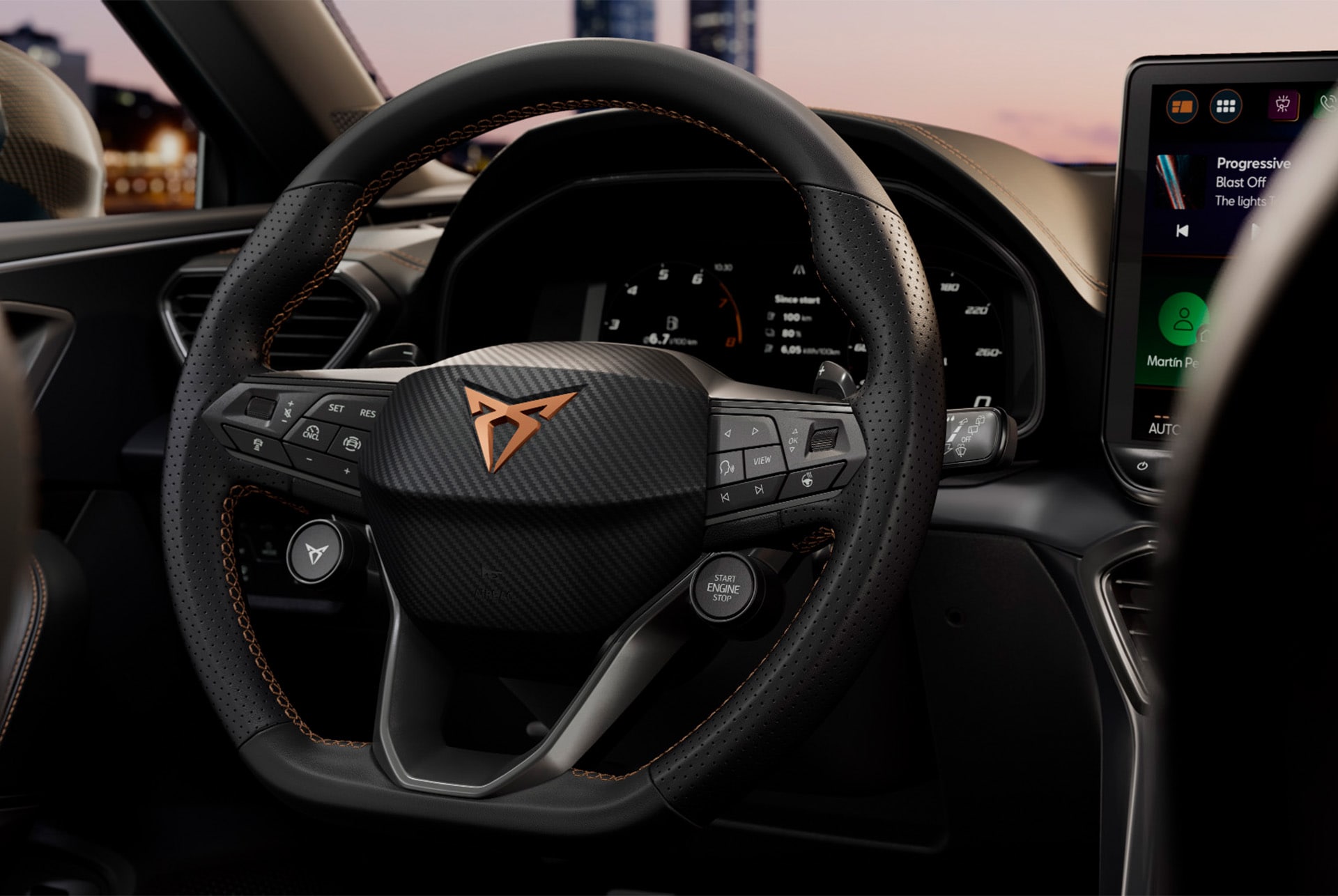 Gros plan de la technologie de la nouvelle Cupra Leon 2024, volant de direction avec touches satellites, cockpit, vue du siège conducteur, rétroviseur extérieur, système d’infotainment, panneau de porte du tableau de bord, logo cupra et fenêtre.
