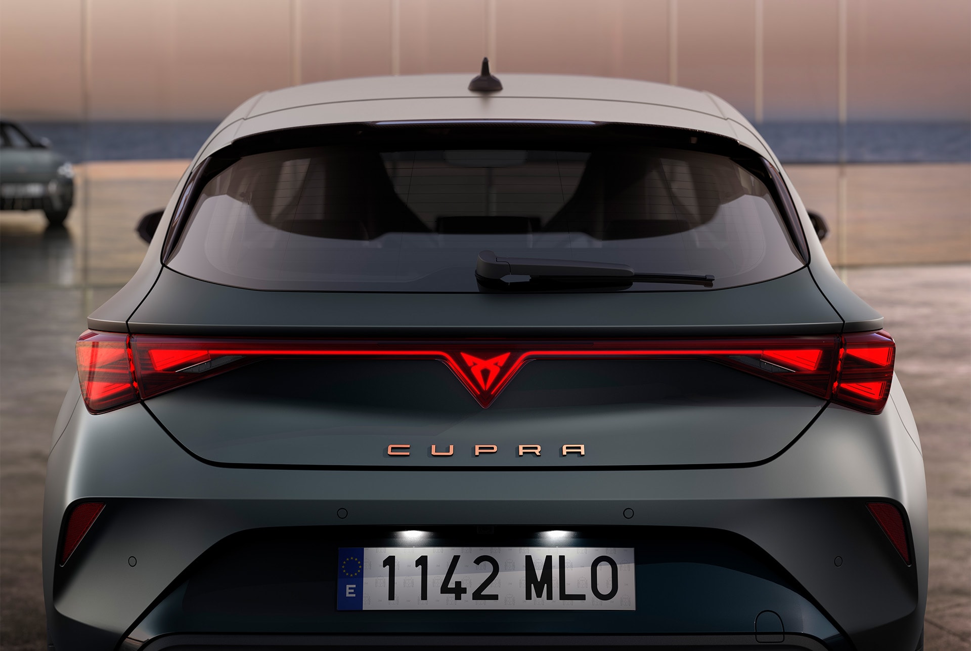 Vue du coffre et des feux arrières de la nouvelle CUPRA Leon 2025 hybride, éclairage LED, logo Cupra LED intégré