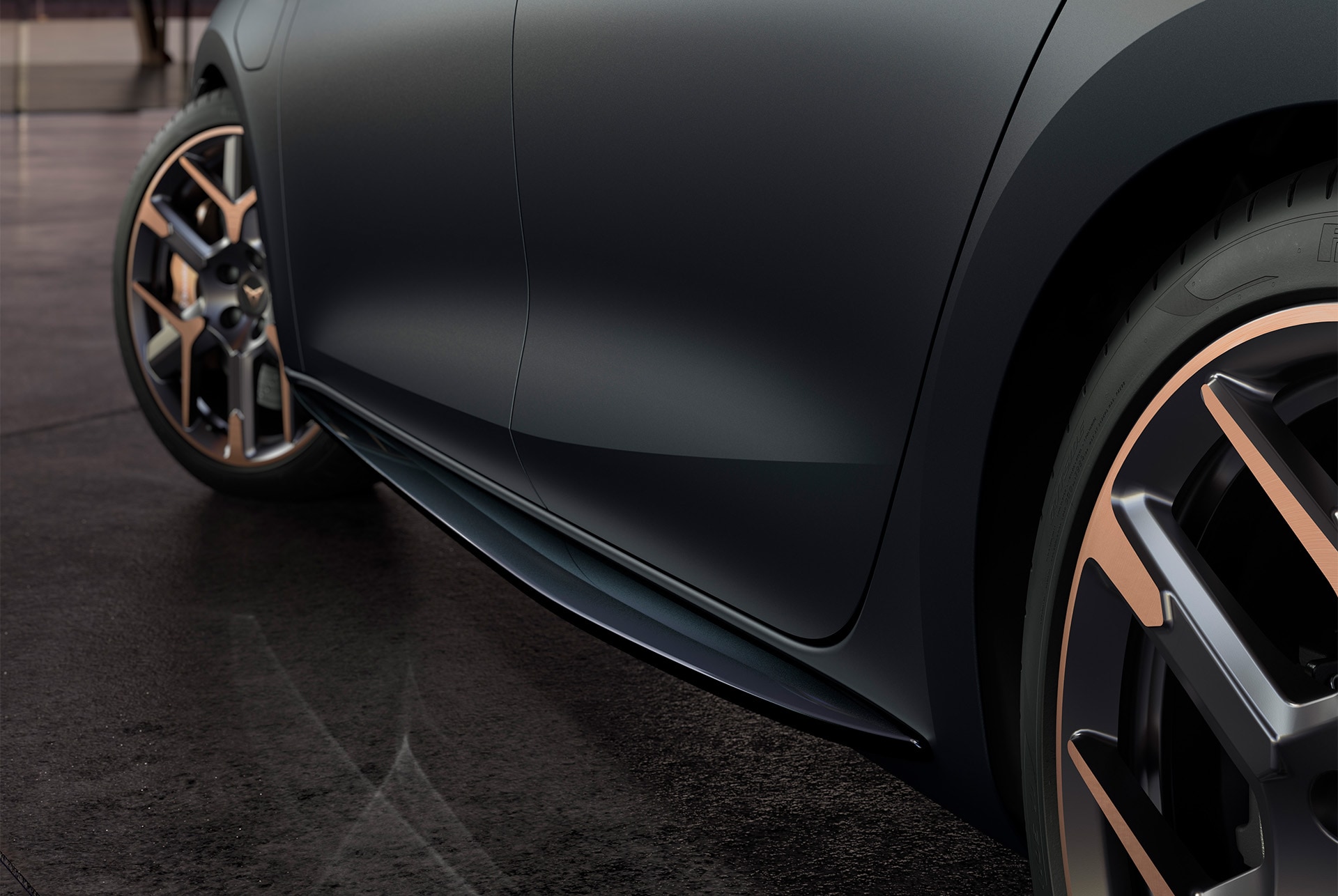 Gros plan du panneau de porte de la nouvelle CUPRA Leon en Gris Mat et jantes en Cuivre Tempête de Grêle et bas de caisse