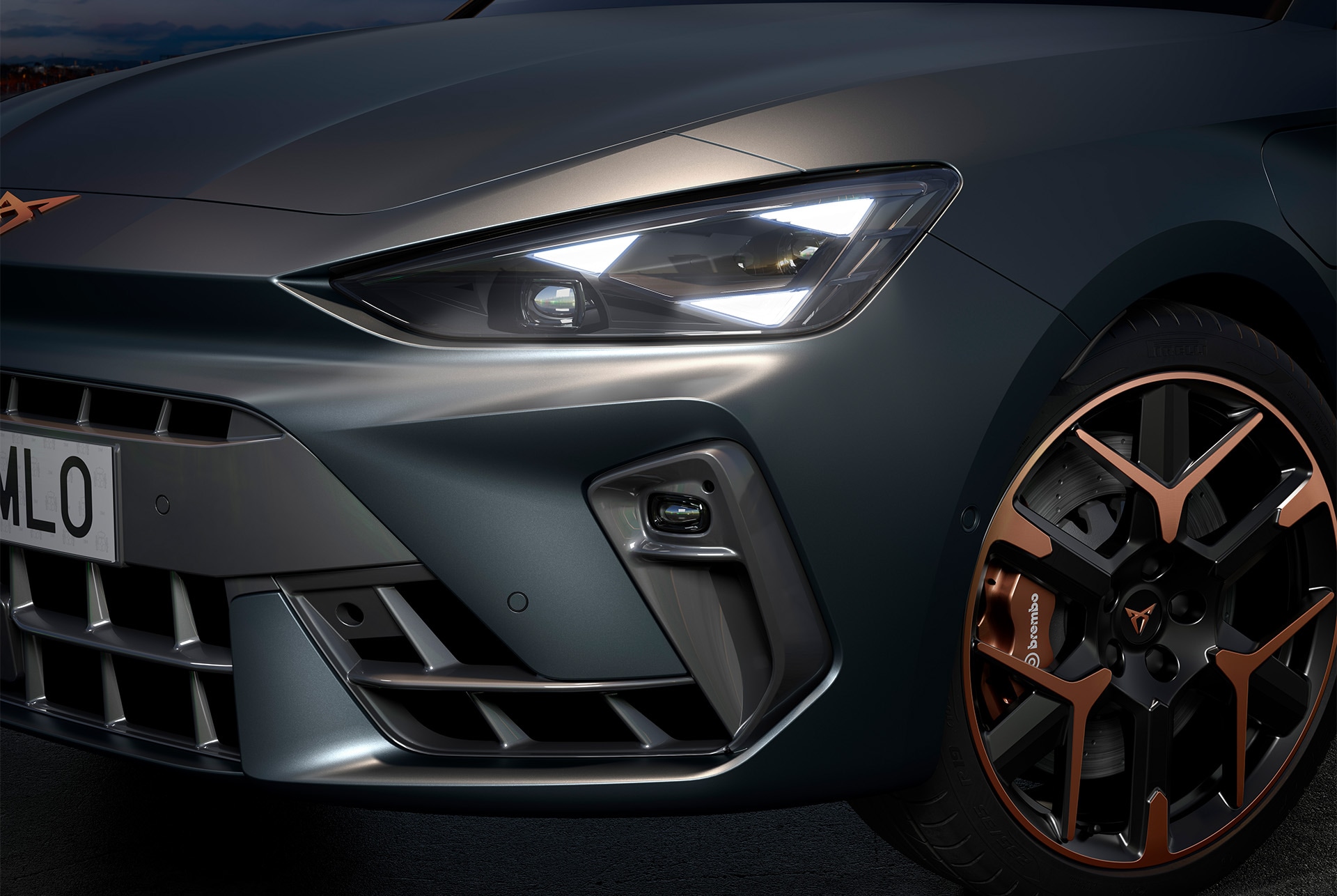 Gros plan de la nouvelle Cupra Leon 2024 hybride, phares et jantes forgées 19” Thunderstorm cuivrées et carrosserie Gris Encelade mat