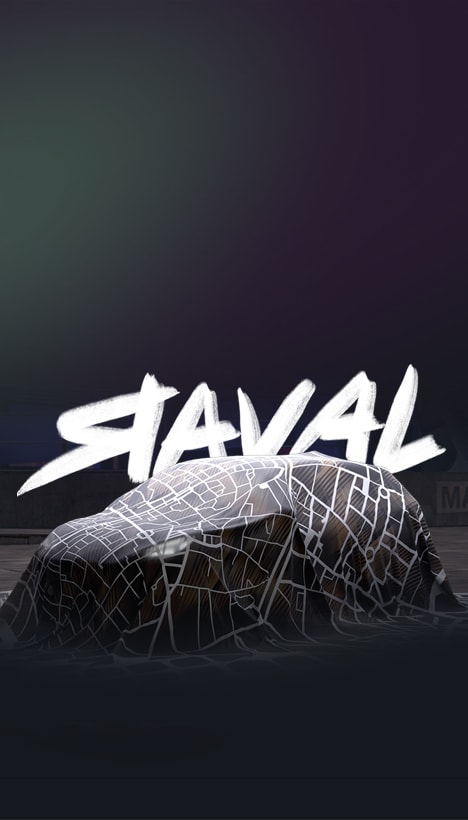 La CUPRA Raval est recouverte d'un tissu sombre orné d'un motif représentant le plan des rues du quartier Raval à Barcelone. La voiture est placée devant un fond sombre sur lequel est inscrit en grosses lettres blanches « RAVAL ».