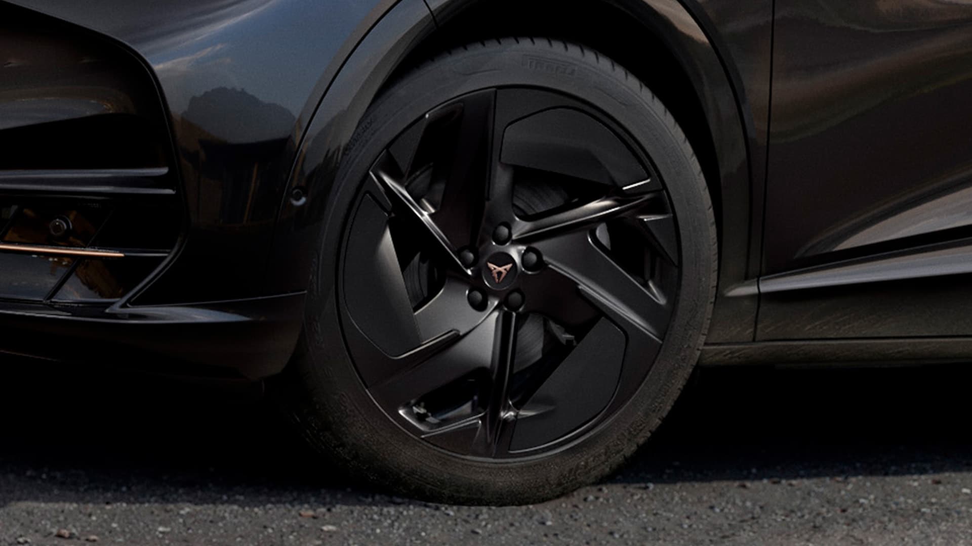 Gros plan sur le CUPRA Tavascan Black Edition doté de jantes en alliage 21 pouces Katla avec inserts R noirs.
