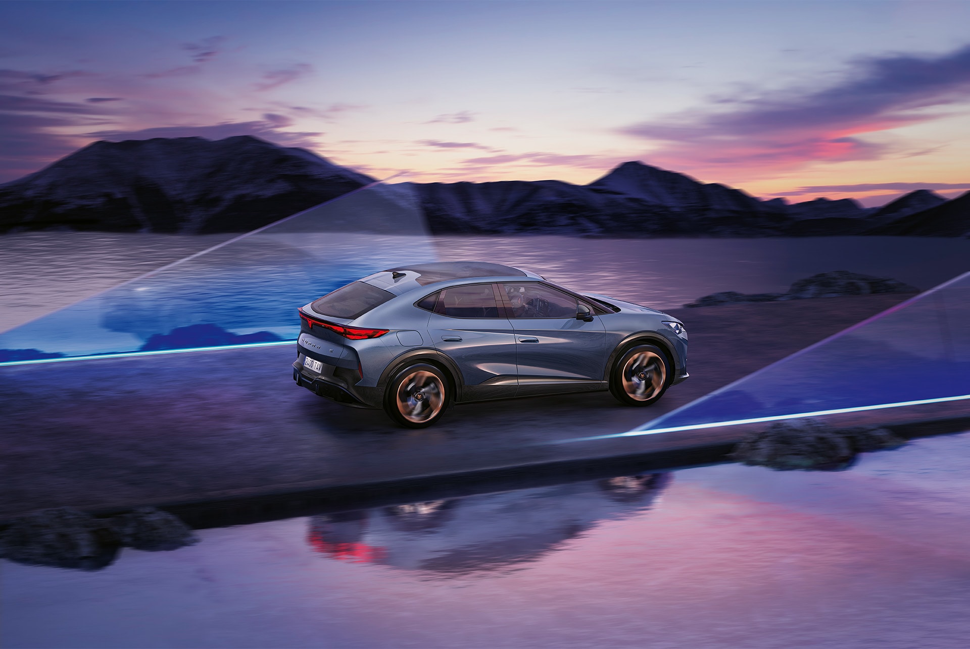 voiture cupra tavascan 2024 bleue, montagnes, eau et panneau en verre 