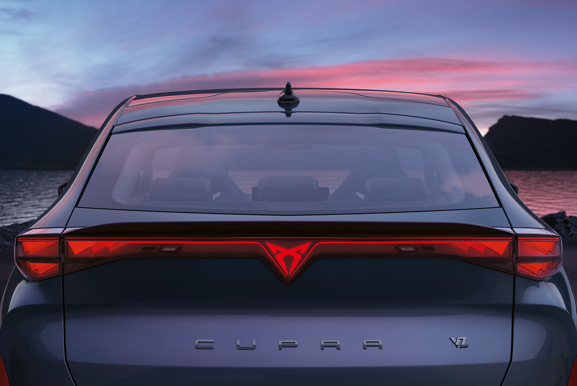 feu arrière de la cupra tavascan 2024, éclairage à bandeau LED