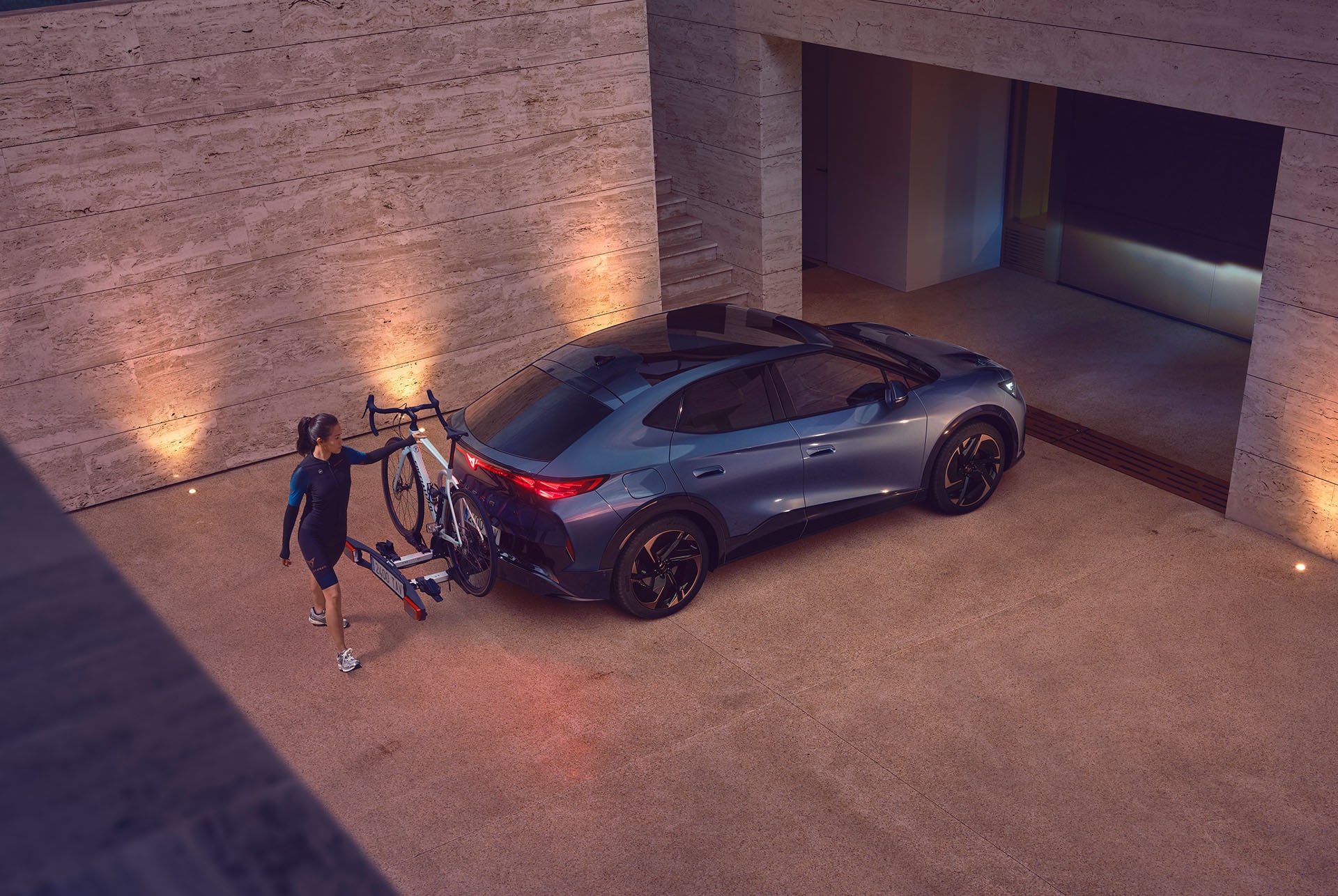 Vue arrière du CUPRA Tavascan SUV électrique 2024 avec porte vélo