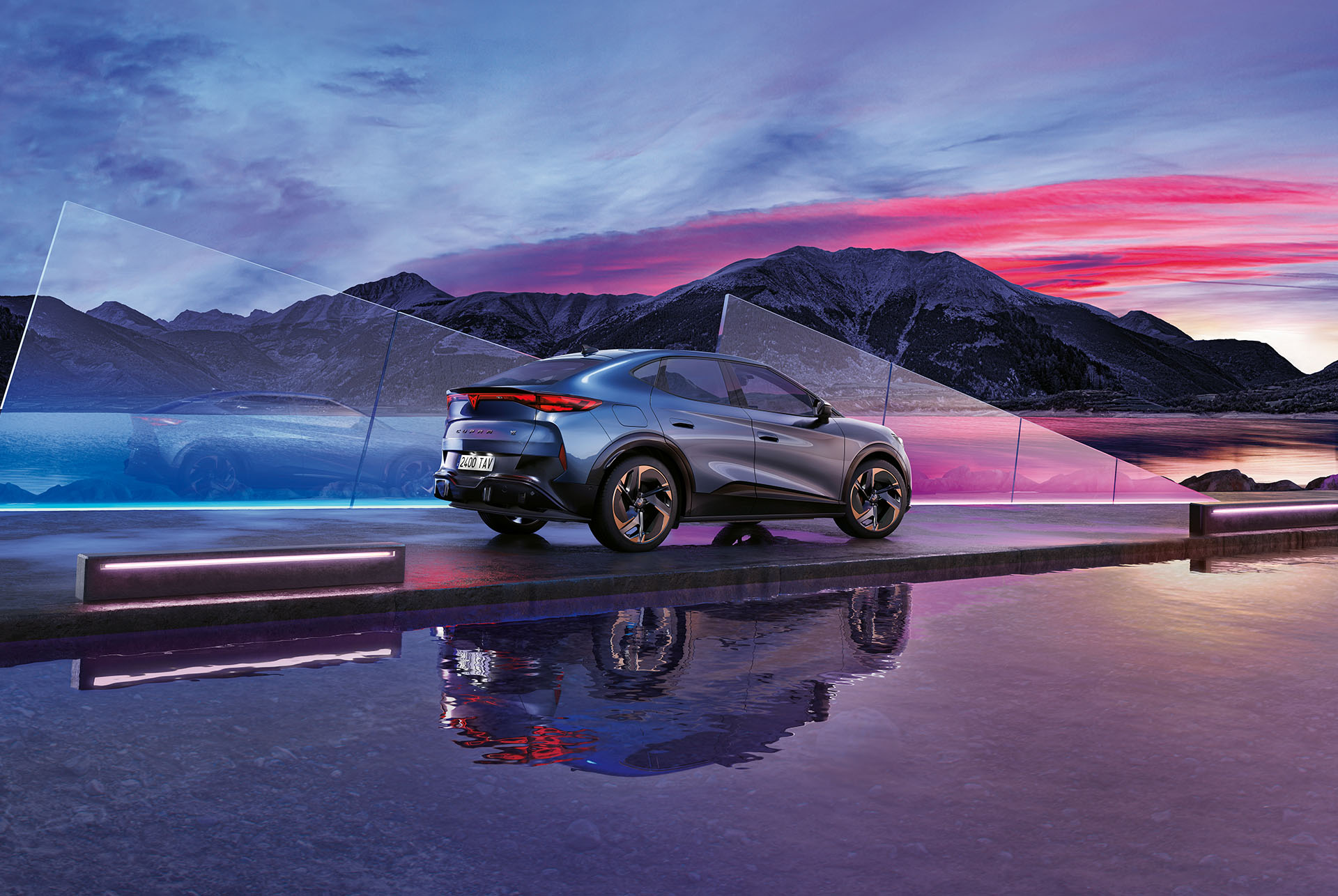 cupra tavascan coloris bleu avec éclairage à bandeau LED arrière 