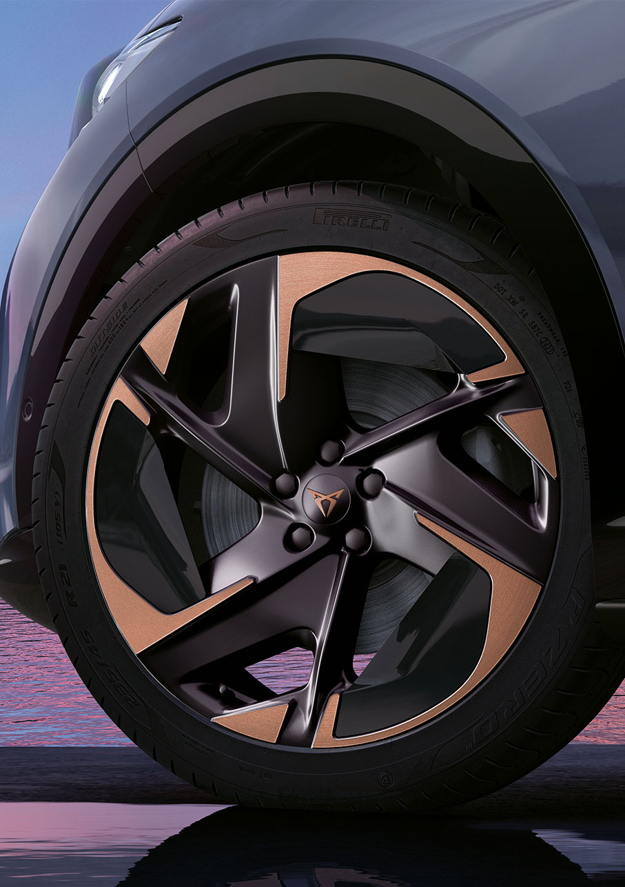 jantes aérodynamiques 21 pouces en noir satiné avec accents cuivrés pour la cupra tavascan 2024 