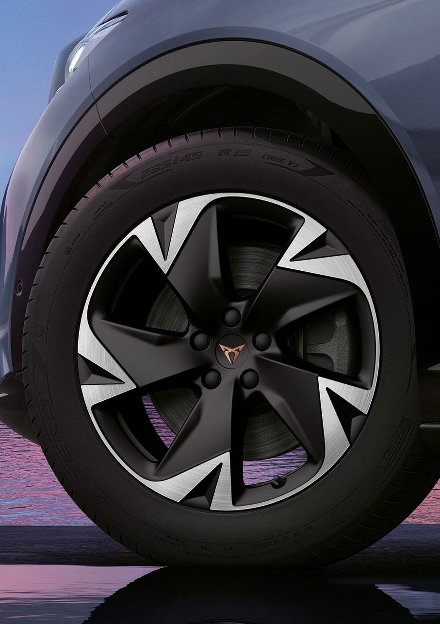 La nouvelle cupra tavascan 2024 avec jantes aérodynamiques 19" Sport en noir mat 