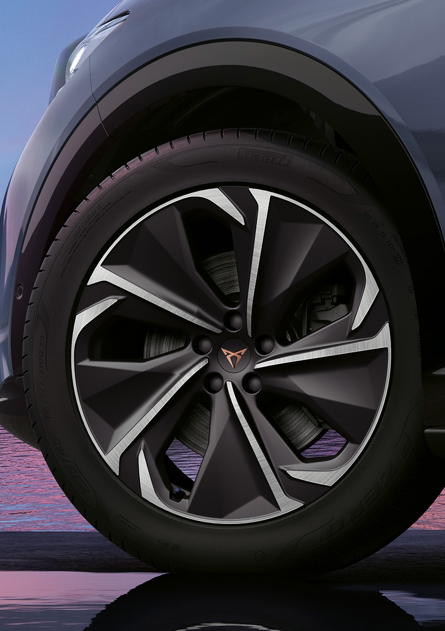 La nouvelle cupra tavascan 2024 avec jantes aérodynamiques 20" Sport en noir mat 