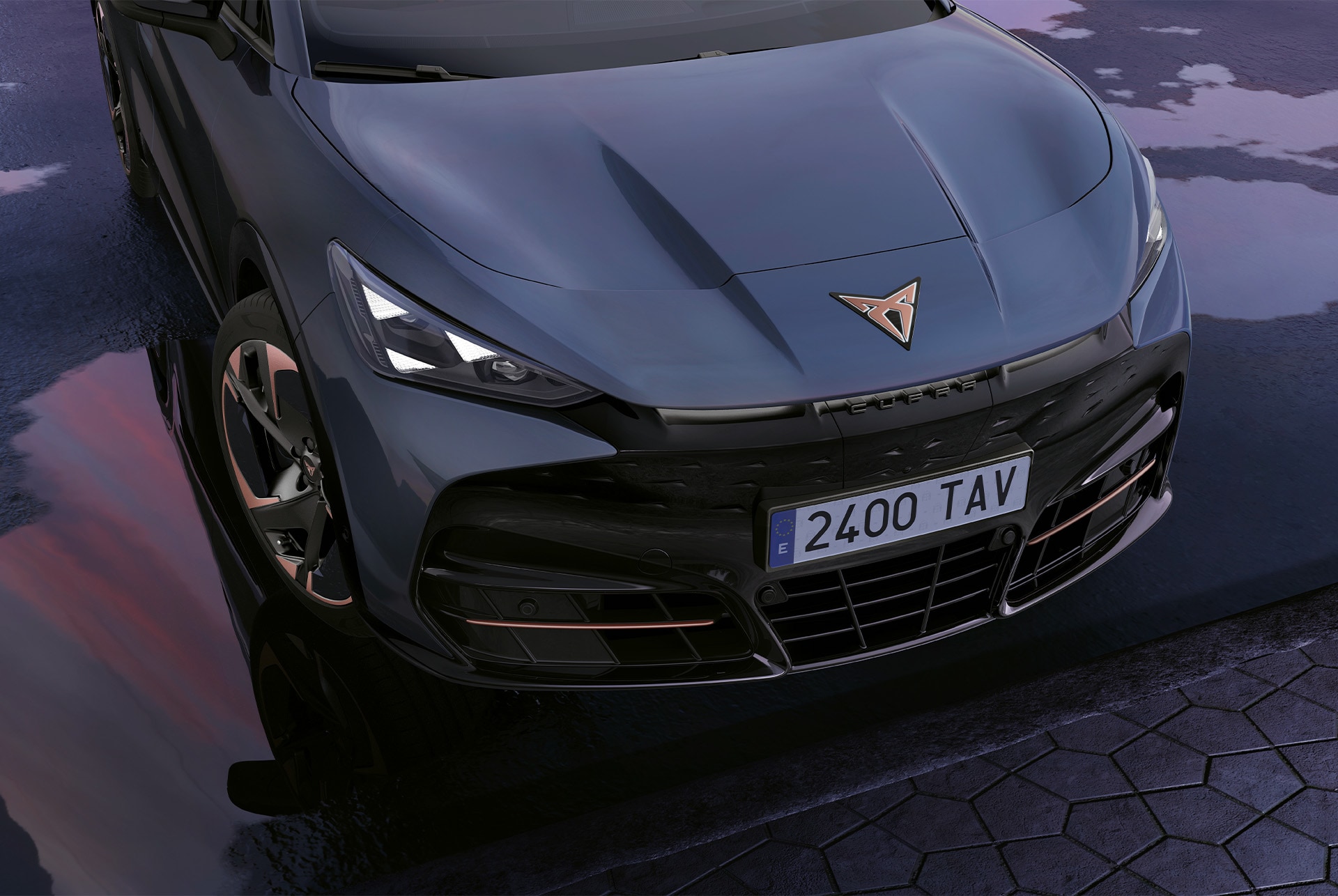 avant de la cupra tavascan 2024 avec la plaque d’immatriculation, le logo en cuivre sur le capot et les phares 