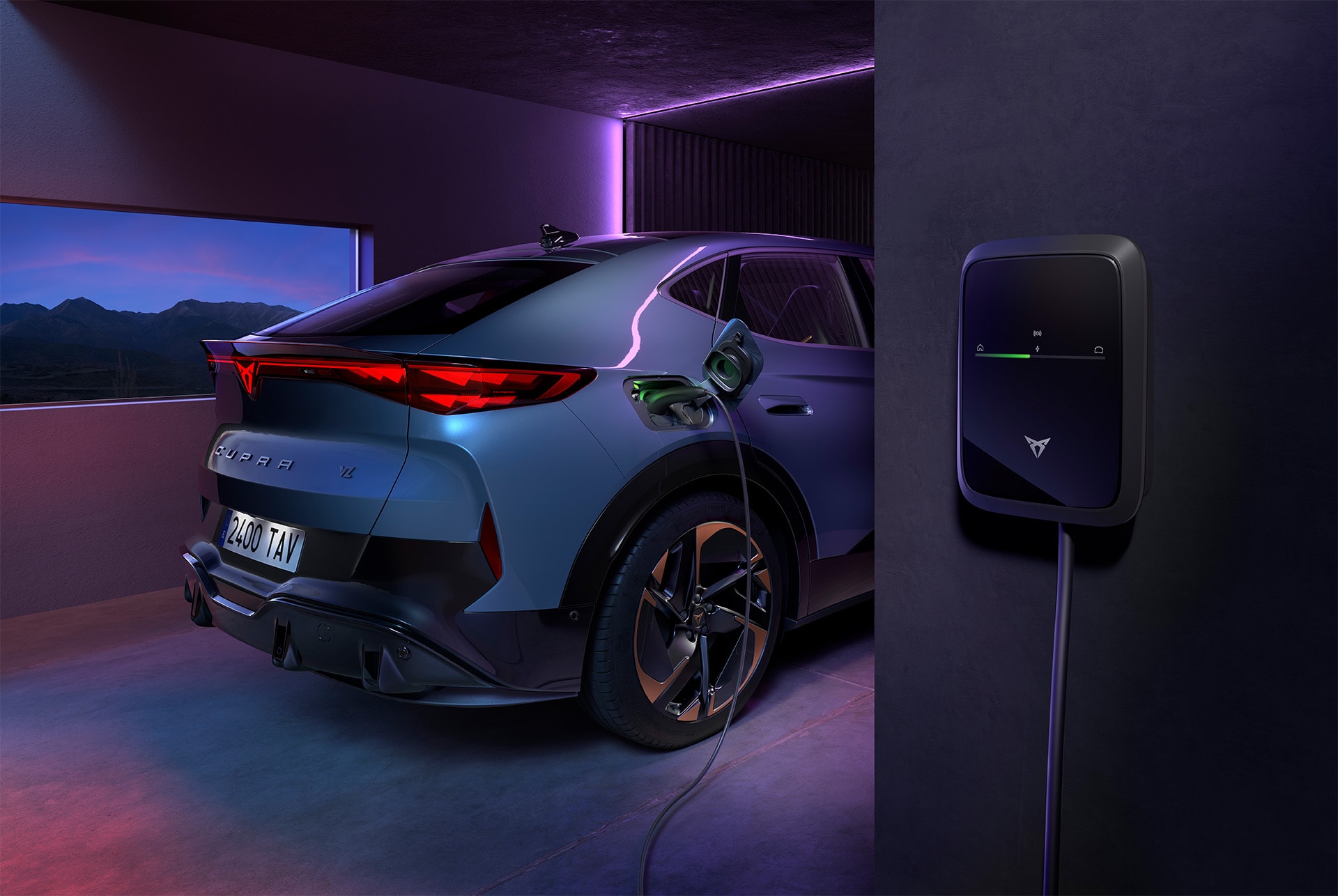 CUPRA Tavascan 2024 SUV électrique en train de charger