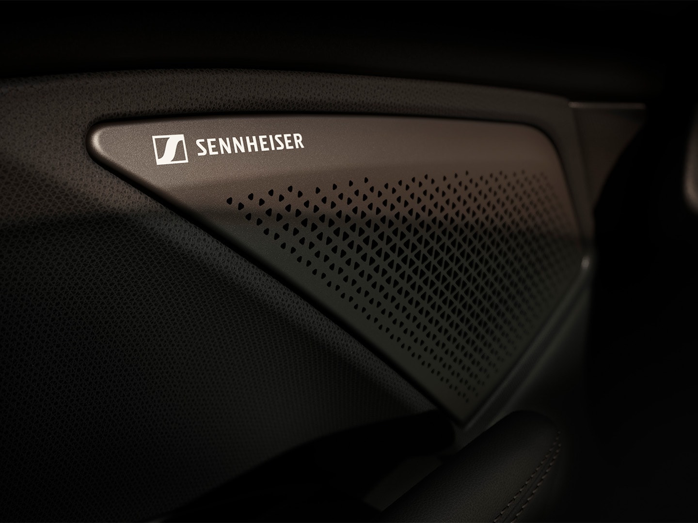 Système sonore immersif Sennheiser AMBEO doté de 12 haut-parleurs hi-fi et arborant le logo Sennheiser dans le CUPRA Terramar. Gros plan.