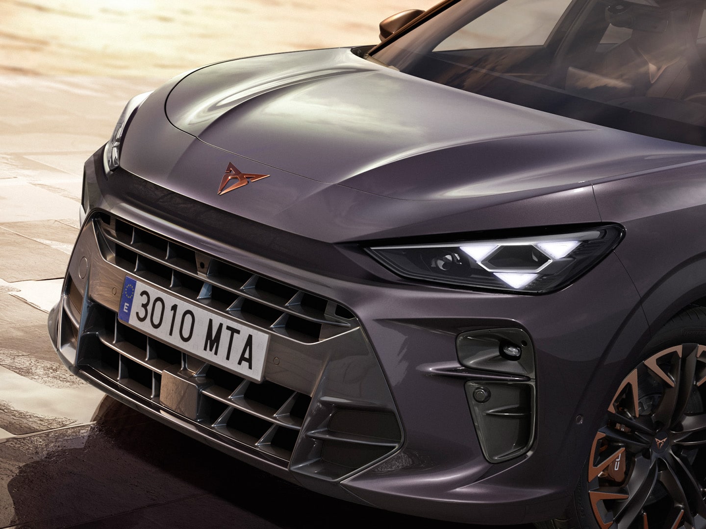 CUPRA Terramar avec technologie CUPRA Matrix LED Ultra  et phares triangulaires nouvelle génération.
