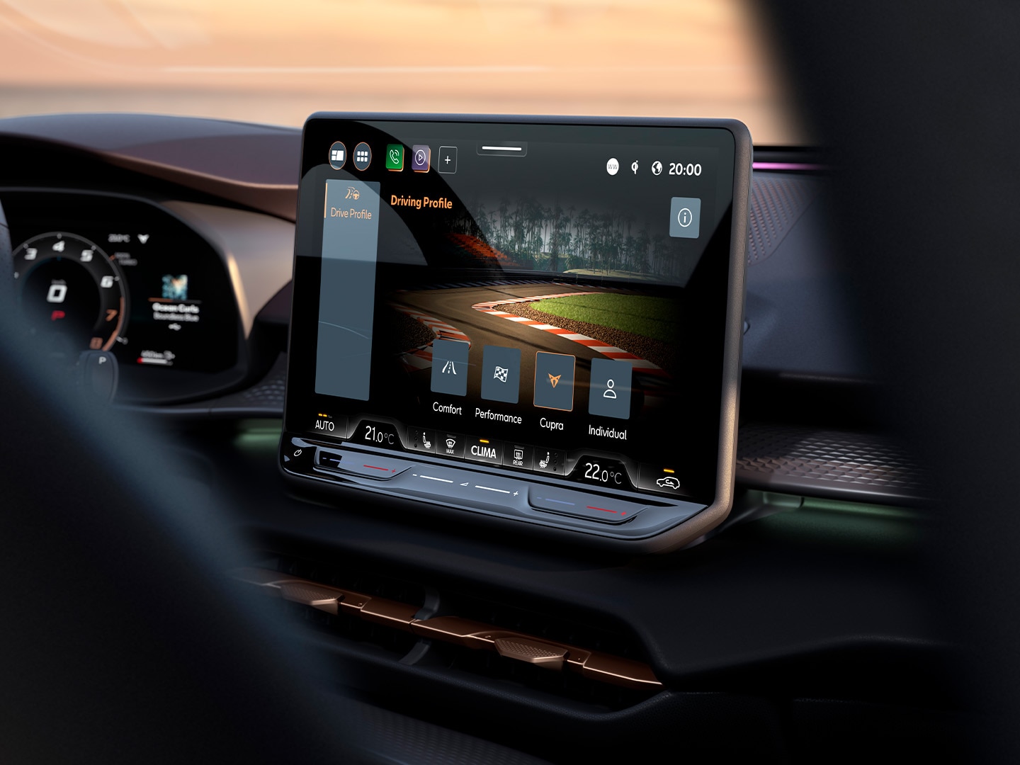 Système d’infotainment 12,9 pouces du CUPRA Terramar affichant la fonction de réglage adaptatif du châssis (DCC), qui pilote les amortisseurs pour une conduite dynamique.