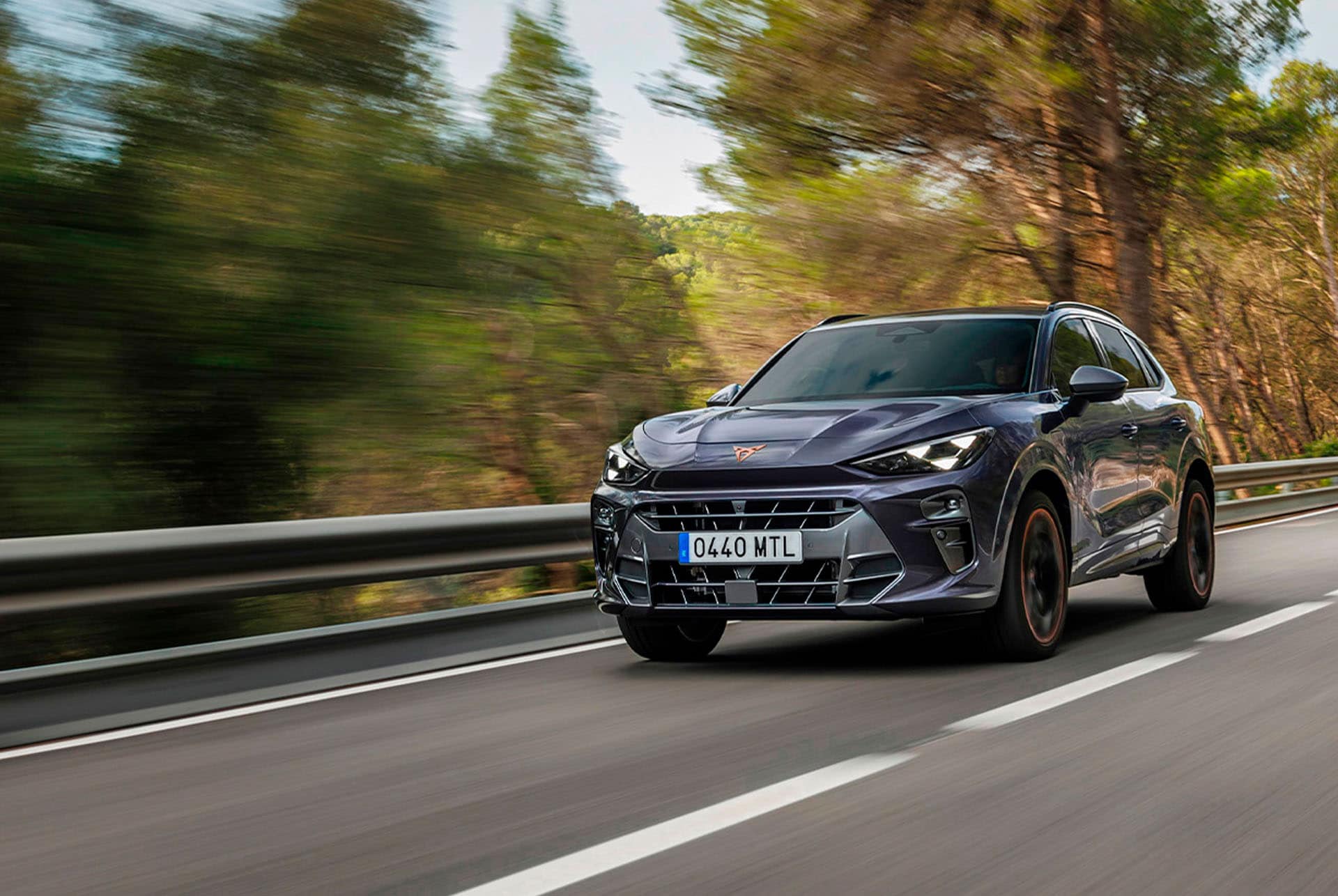Un CUPRA Terramar sur la route, démontrant son expérience de conduite sécuritaire, récompensée par la notation Euro NCAP 5 étoiles.