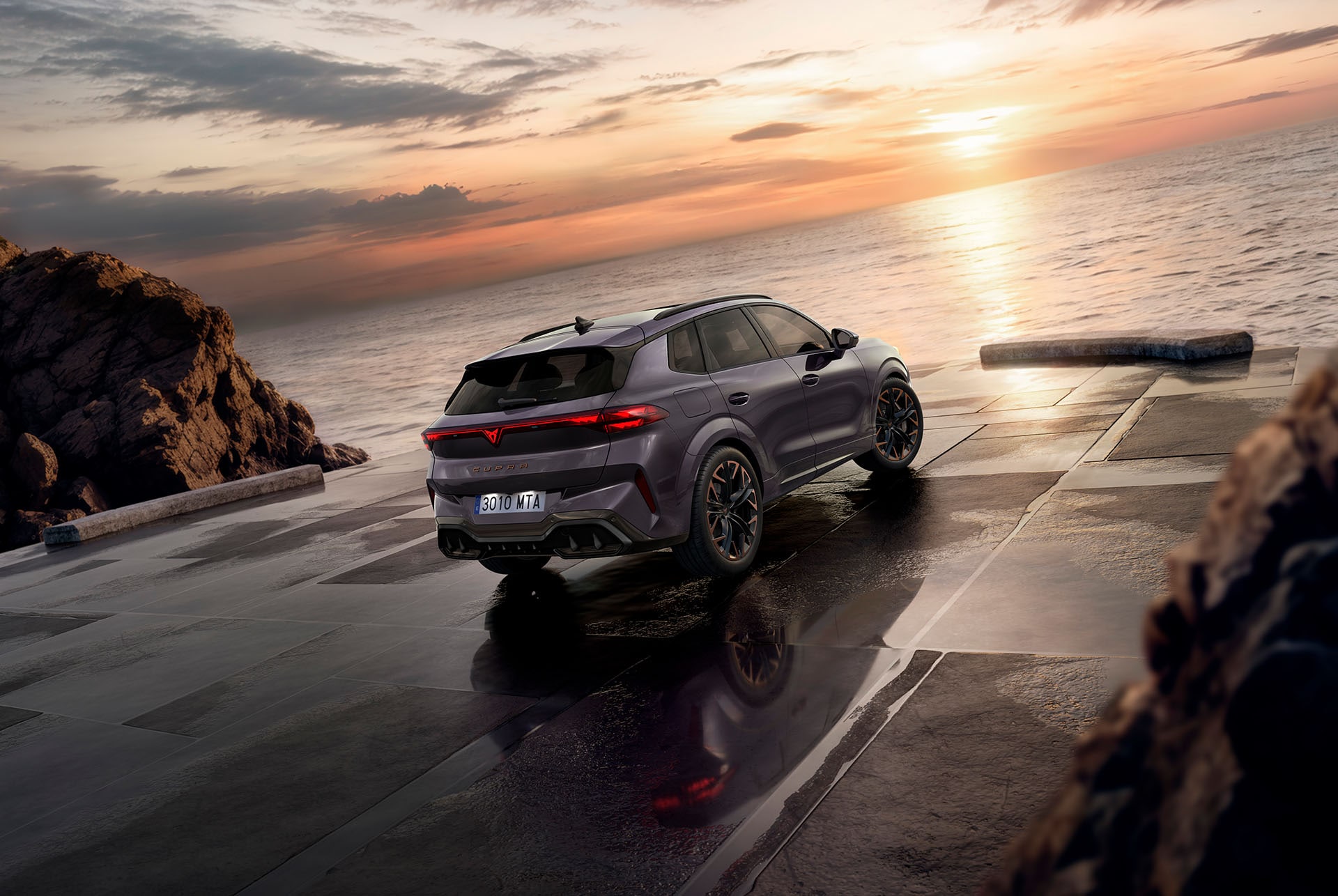 vue arrière du cupra terramar 2024 avec moteur hybride, phares hd, dcc sport, jantes 20’’ cuivre hadron, intérieur high canyon et feux arrière cupra logo 3d, au coucher du soleil.