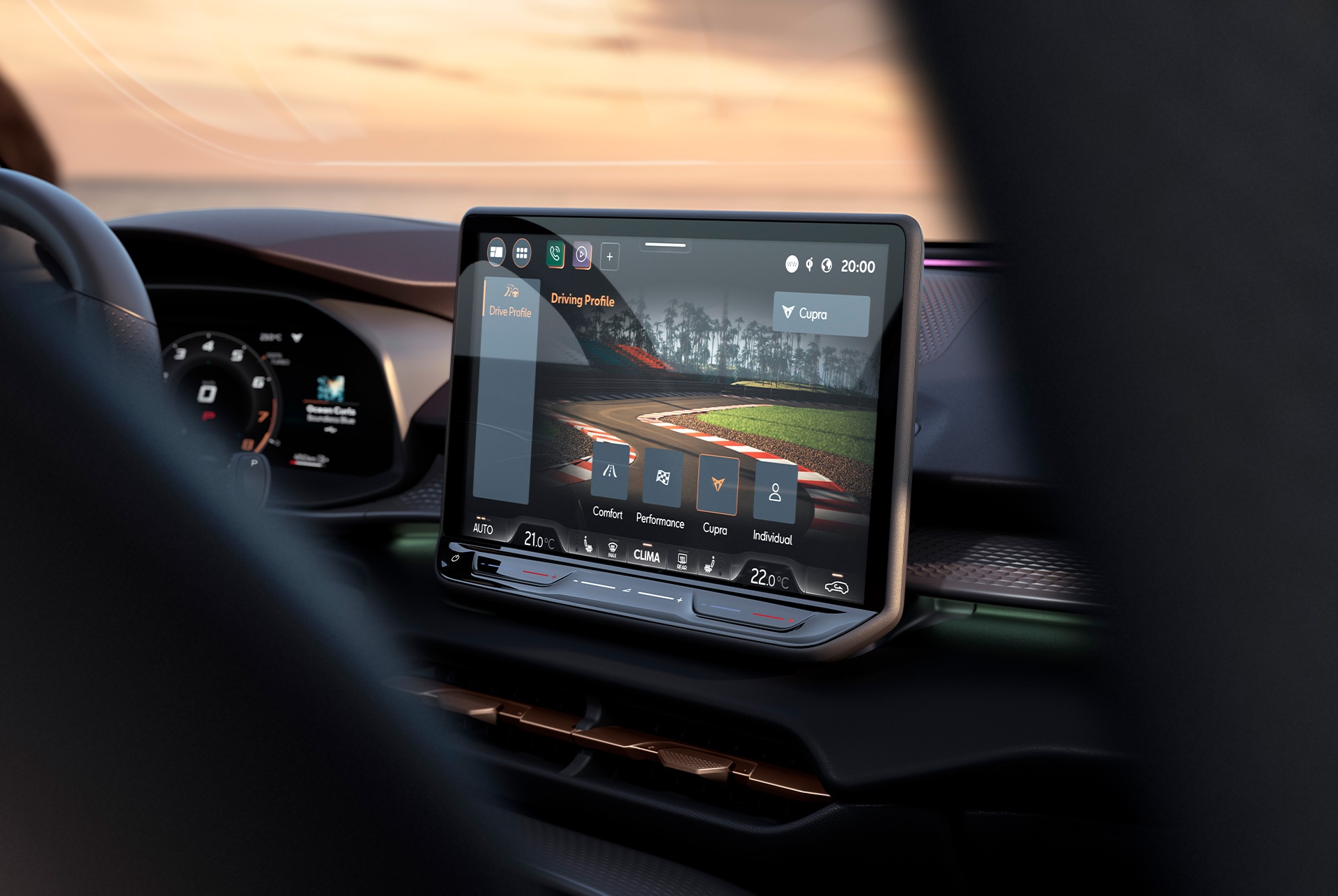 système d’infotainment de 12,9’’ du Cupra Terramar affichant la nouvelle fonction de réglage adaptatif du châssis (dcc) qui améliore la dynamique de conduite grâce aux amortisseurs adaptatifs.