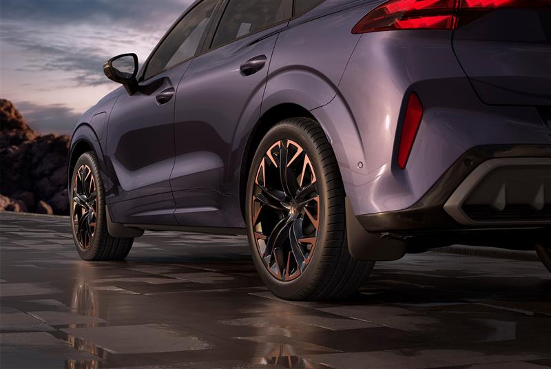 Gros plan arrière de la CUPRA Terramar mettant en valeur les pare-boue avant et arrière — conçus pour protéger votre véhicule de la saleté
