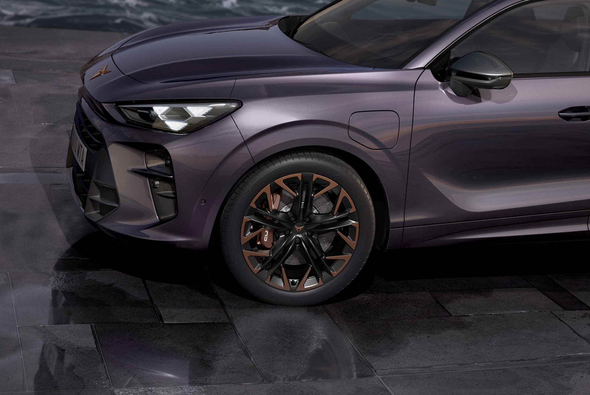 vue latérale du CUPRA Terramar 2025, avec une puissance de freinage maximale, au bord de la mer, mettant en valeur la peinture dark void et ses jantes en alliage 20" hadron copper.