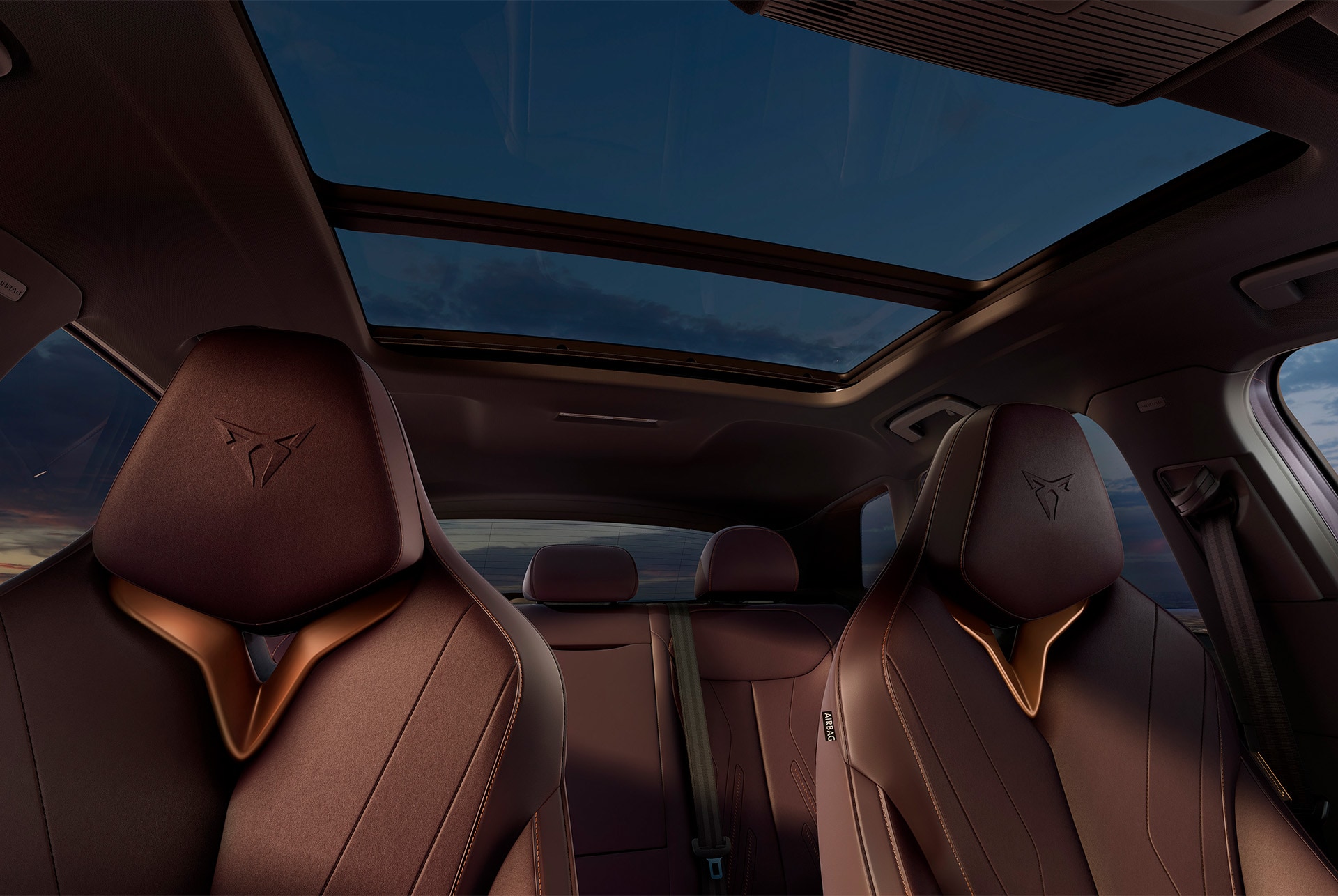  intérieur du cupra terramar high canyon avec un toit ouvrant panoramique électrique, maximisant la lumière naturelle et créant une atmosphère spacieuse, sièges en cuir vue de face.