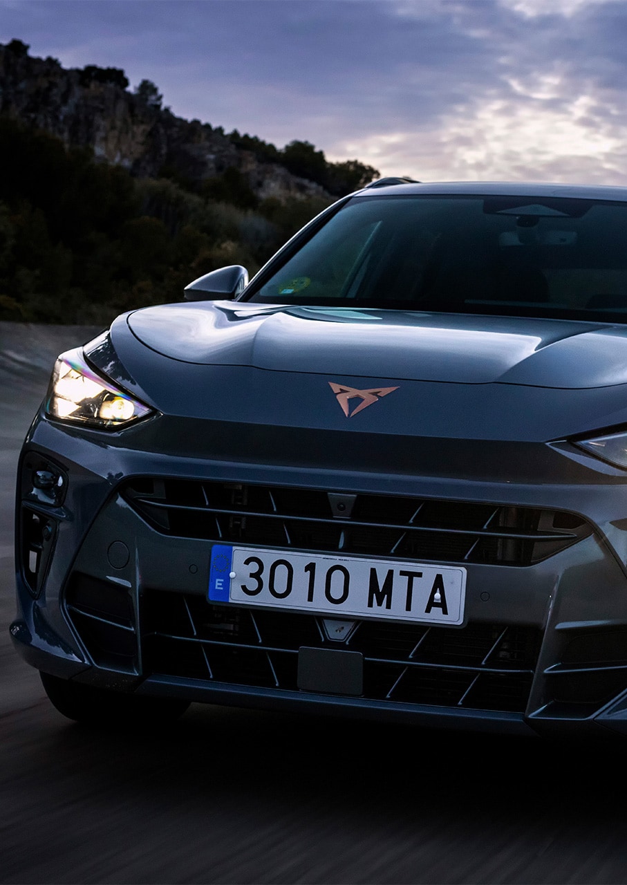 gros plan de l’avant du cupra terramar vz en couleur vide intersidéral, équipé de phares cupra matrix led ultra, d’un système d’éclairage HD et de jantes 20’’ cuivre hadron.