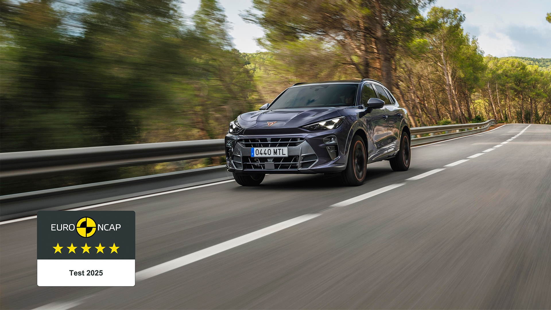Une CUPRA Terramar à l'extérieur, sur la route pour démontrer sa sécurité de conduite, maintenant récompensée par la note 5 étoiles Euro NCAP en 2025.