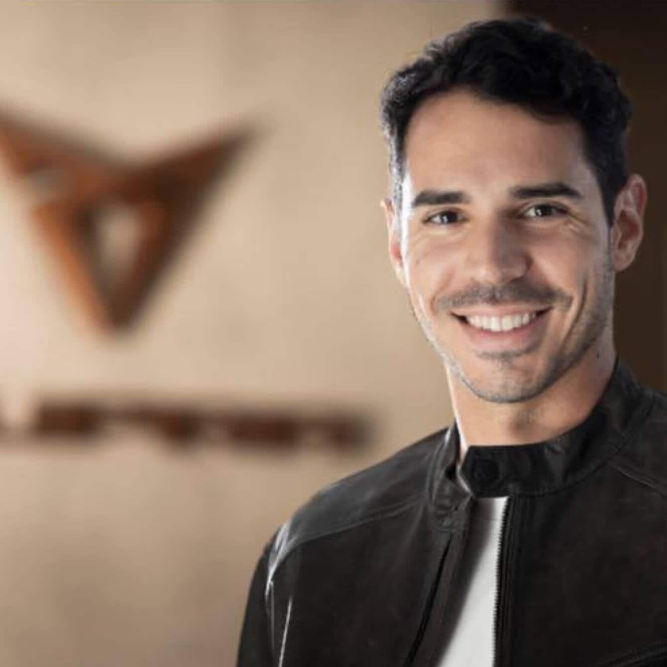 Miguel Diez, face à la caméra, sur fond de logo de la CUPRA.
