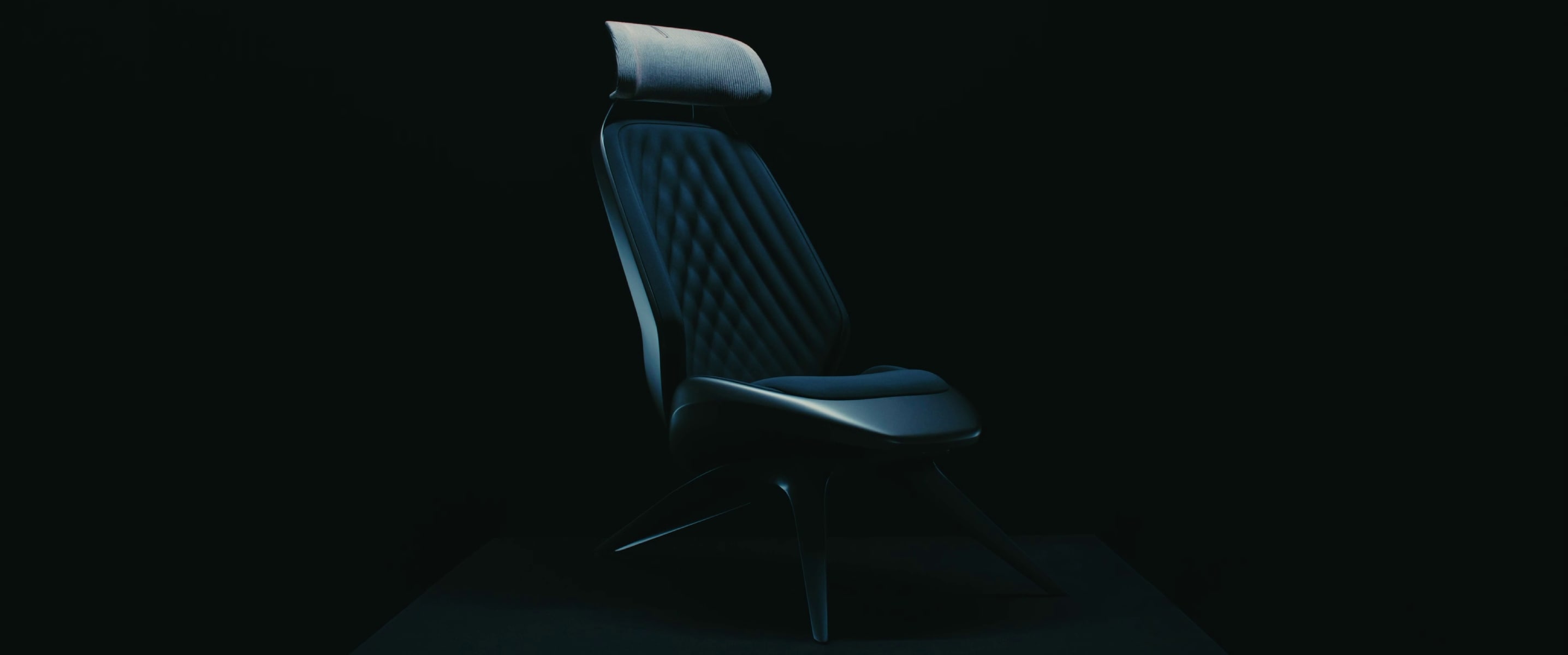 Une main tenant un crayon blanc dessine l’esquisse d’une chaise avec des lignes blanches sur du papier noir.