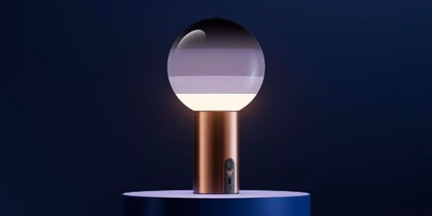Lampe Marset Dipping Light, base dorée, abat-jour en verre dégradé.
