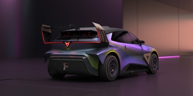 Gros plan sur le rétroviseur noir d’une CUPRA gris foncé.