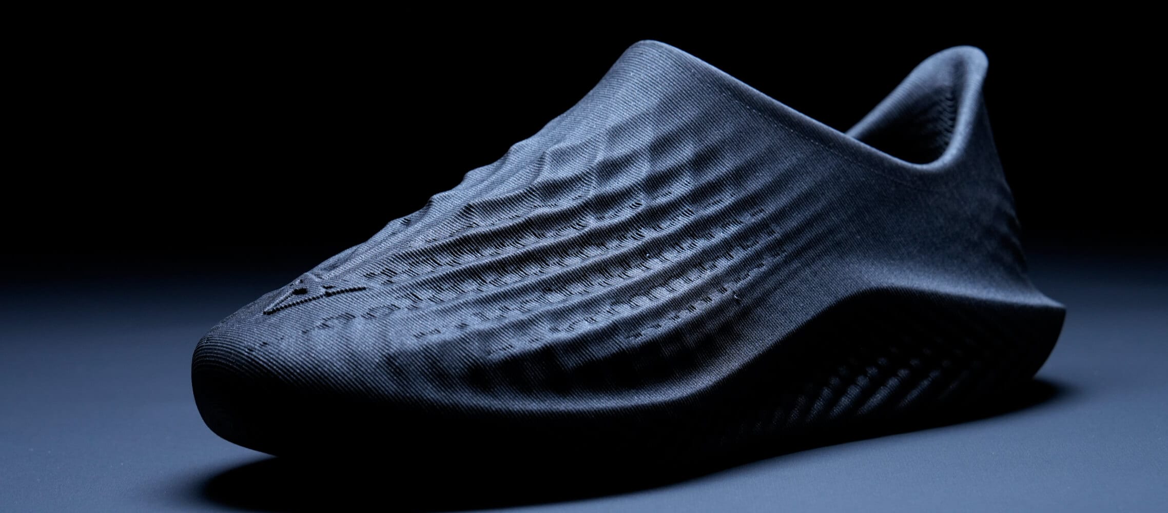 Gros plan d’une chaussure foncée et texturée, mettant l’accent sur la texture et la forme.. Gros plan d’une chaussure foncée et texturée, mettant l’accent sur la texture et la forme..