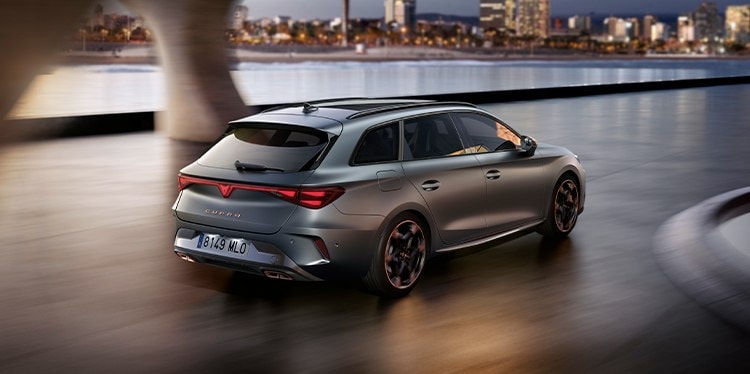 Véhicule électrique de Cupra classical credit et mannequins soulignant la flexibilité par leurs poses, entourant la voiture.