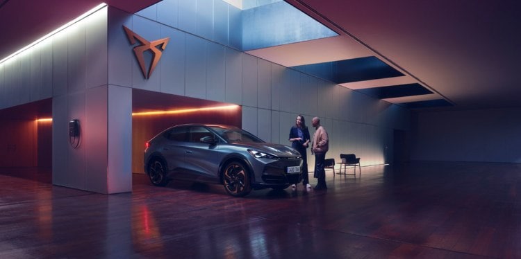 Cupra tavascan dans un garage pour déterminer la durée du contrat de location après avoir choisi le service de location opérationnelle Cupra. Cupra tavascan dans un garage pour déterminer la durée du contrat de location après avoir choisi le service de location opérationnelle Cupra.
