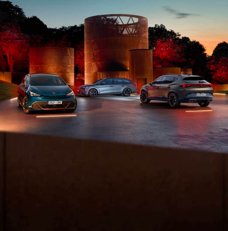 Options de voiture d’entreprise en location, la CUPRA Born électrique, ou petites et moyennes entreprises. Coucher de soleil en arrière-plan.