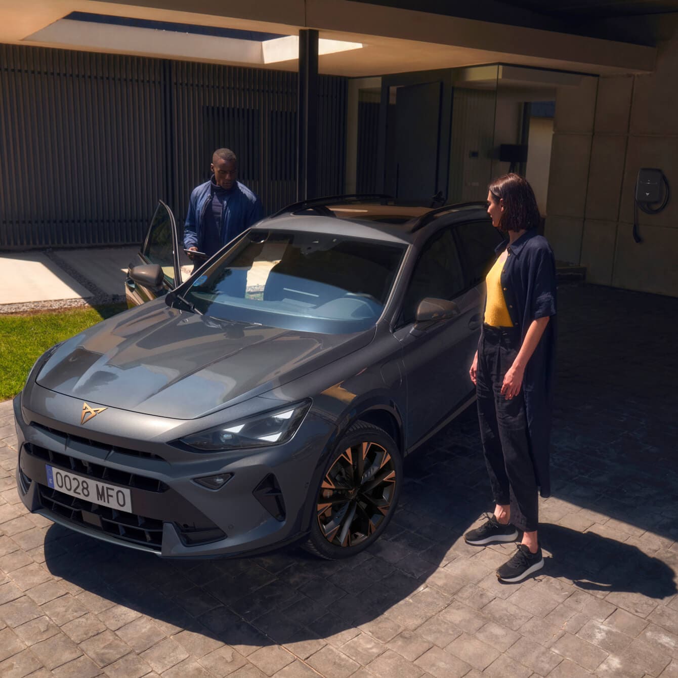 Véhicule électrique hybride rechargeable, CUPRA Formentor pour conducteurs de voitures de société sur le parking avec des jantes en alliage aux accents cuivrés.