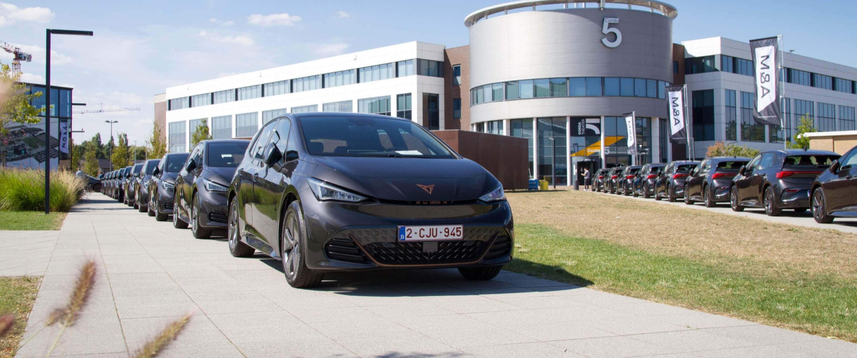 Gestion de flotte cupra, véhicules électriques cupra pour les besoins de votre entreprise, bâtiment en arrière-plan.
