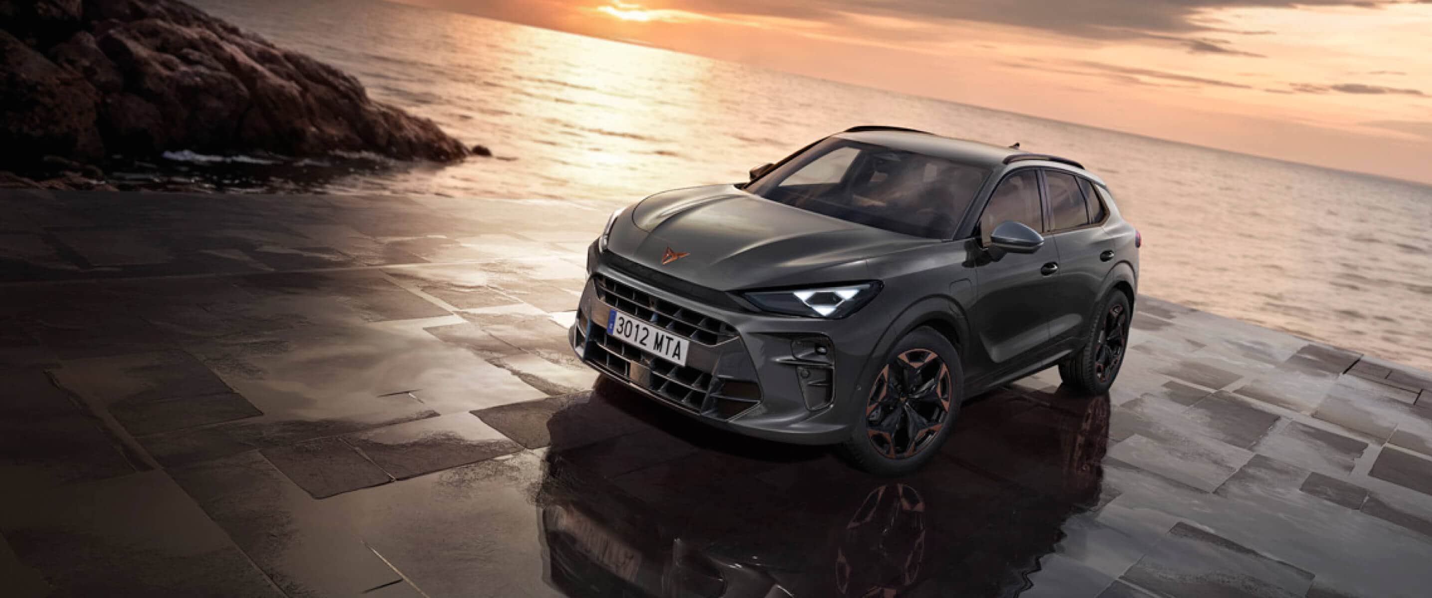 Véhicule de flotte cupra terramar, voiture de société avec des jantes aux accents cuivrés, plan large.