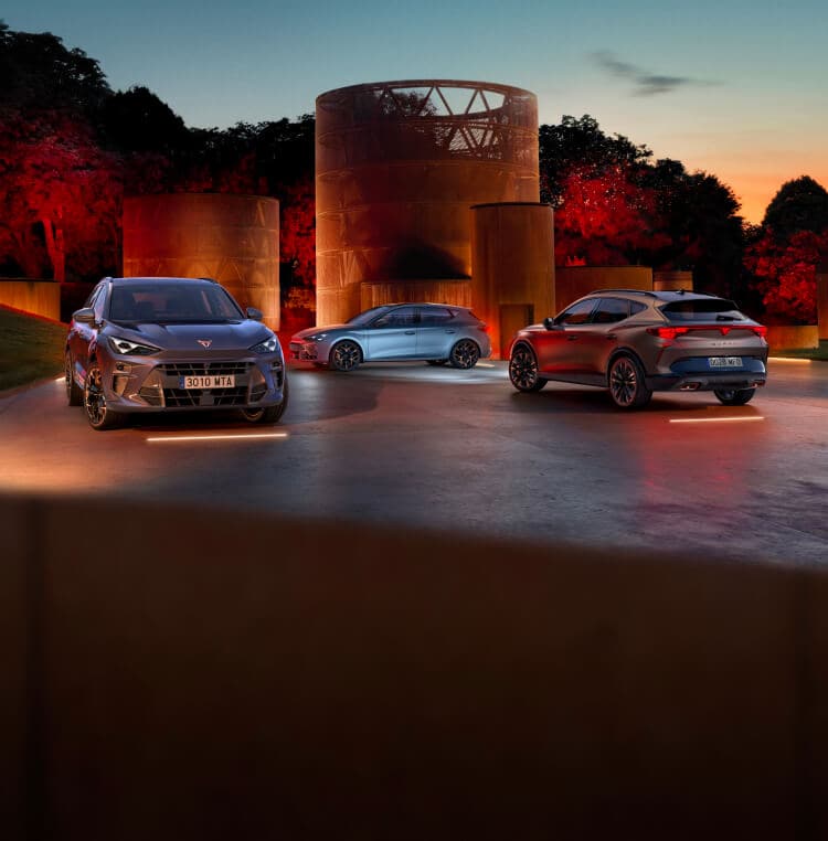 Voitures cupra avec un coucher de soleil en arrière-plan.