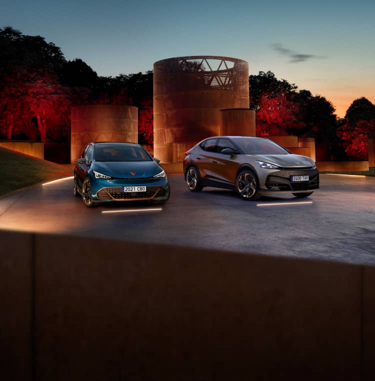 Options de flottes automobiles en location, la CUPRA Born électrique, vue avant et arrière. Coucher de soleil en arrière-plan.