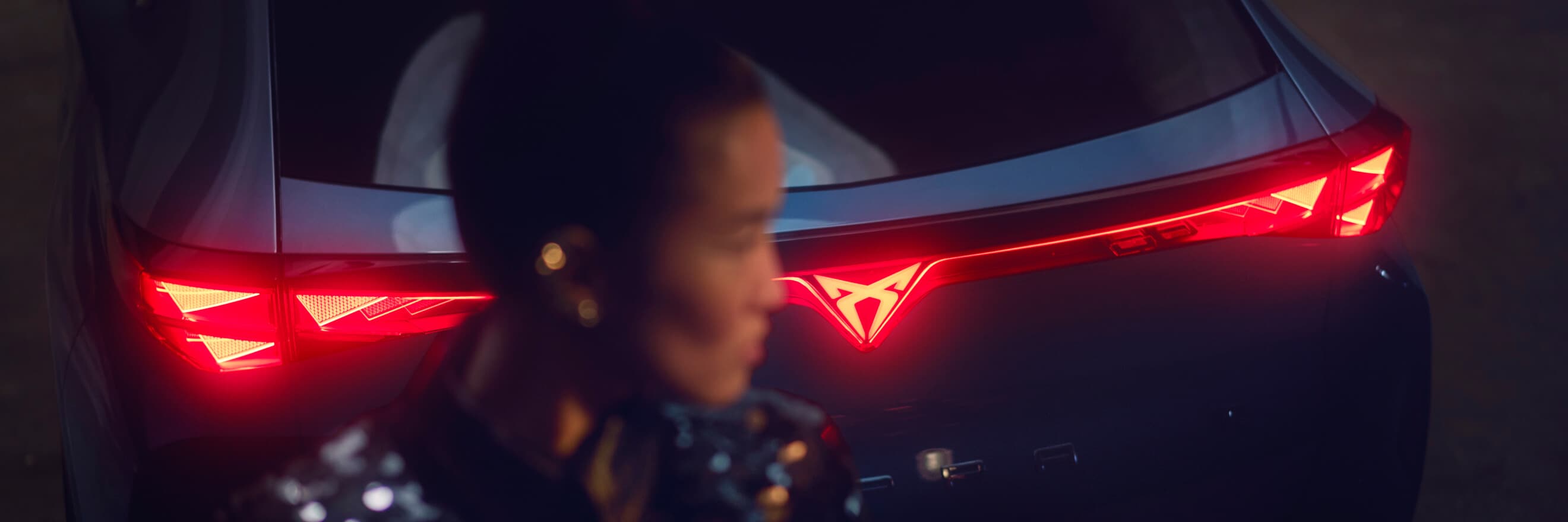 Vue arrière des feux de la CUPRA Tavascan VZ, solutions de flottes automobiles en location.